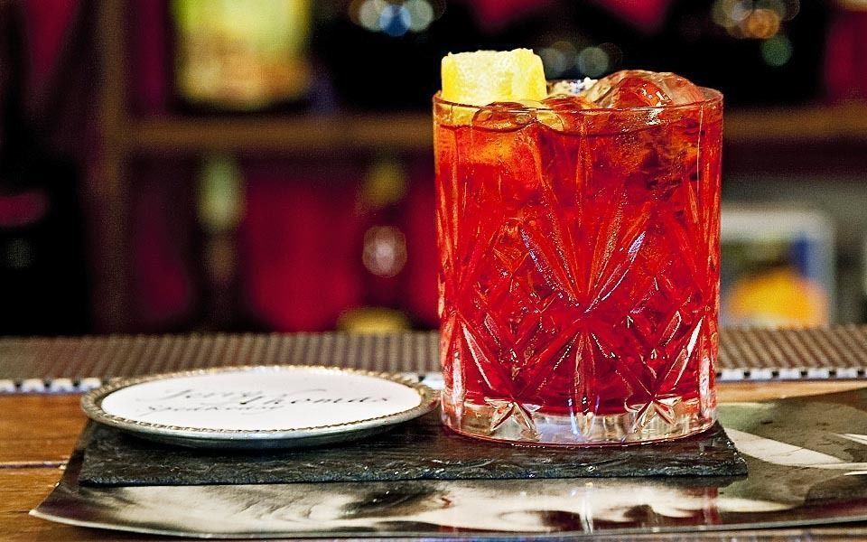 Коктейль Негрони и цветок